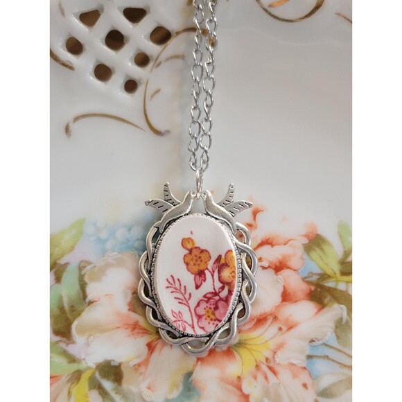 Unbranded Jewelry - Broken China Booths Washington Floral Pendant Necklace with Kissing Birds